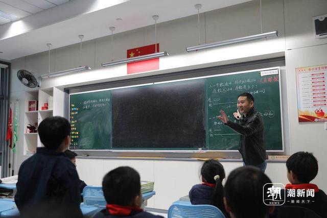 家长建议学校取消电子屏AG真人国际回归黑板(图3)